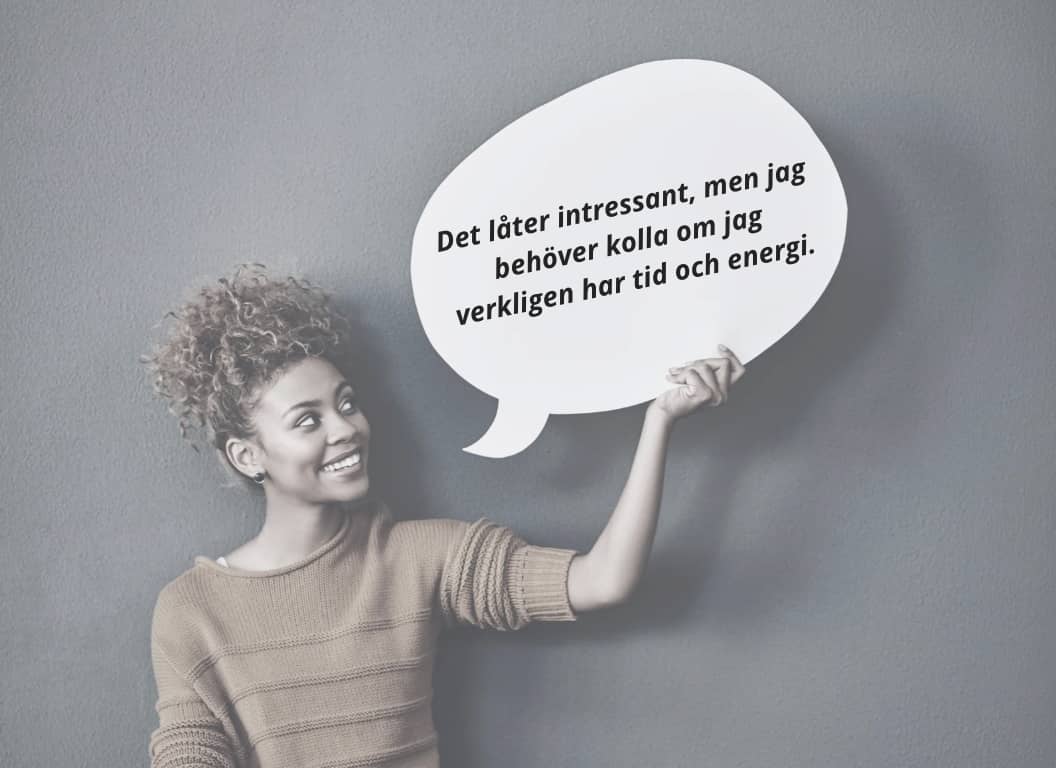 Kvinna med pratbubbla som visar ett vänligt men tydligt sätt att säga nej – symboliserar sunda gränser i relationer