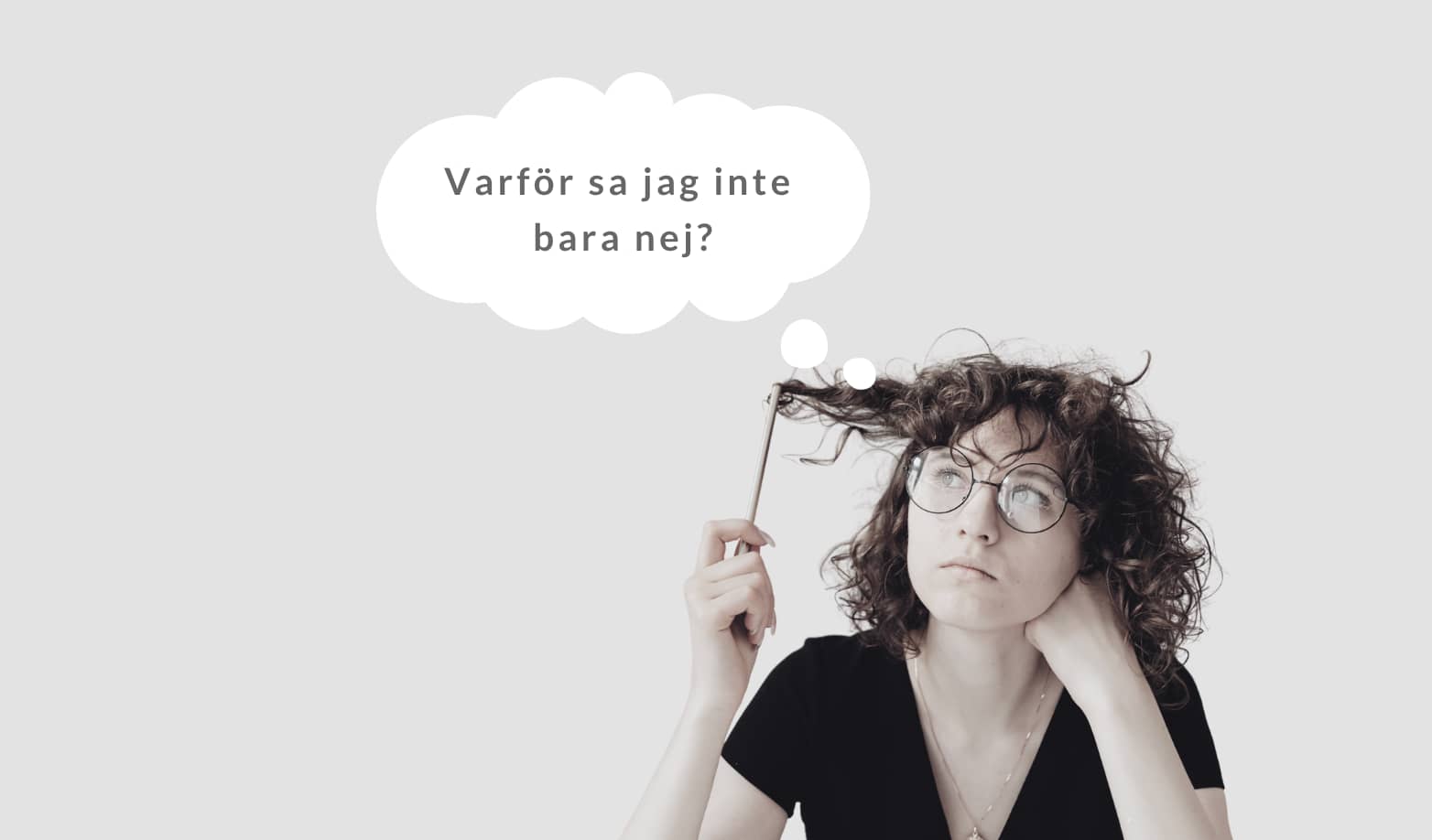 "Kvinna med glasögon snurrar en penna i håret och tänker – med en tankebubbla som säger 'Varför sa jag inte bara nej?' – illustrerar grupptänkande och svårigheter att säga ifrån."