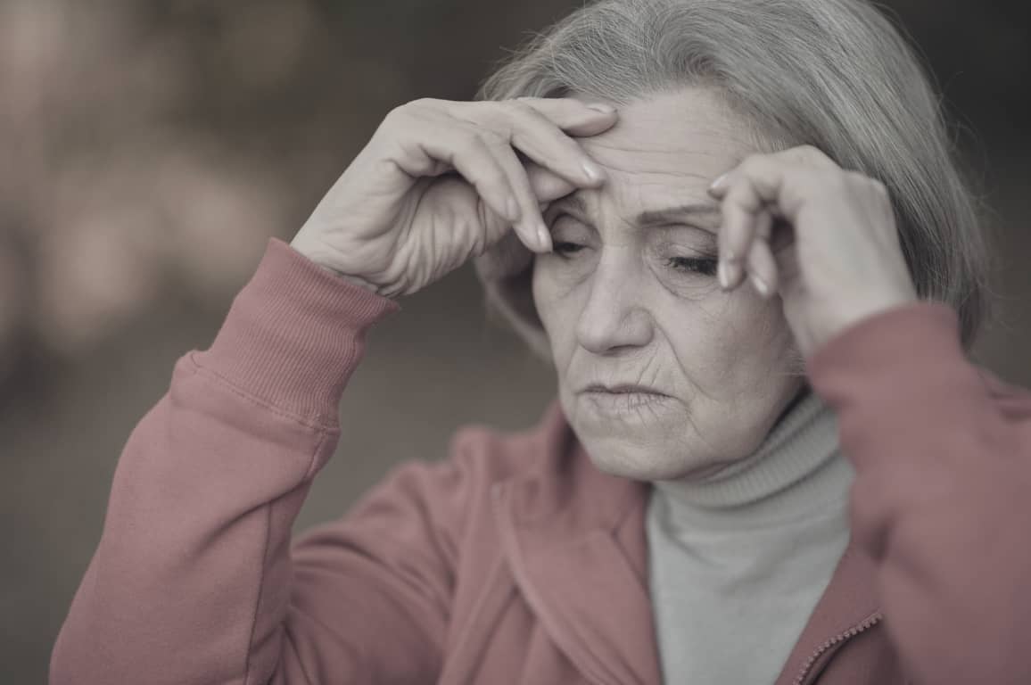 Person i eftertanke som symboliserar när hjälp blir ohjälpsamt i en relation