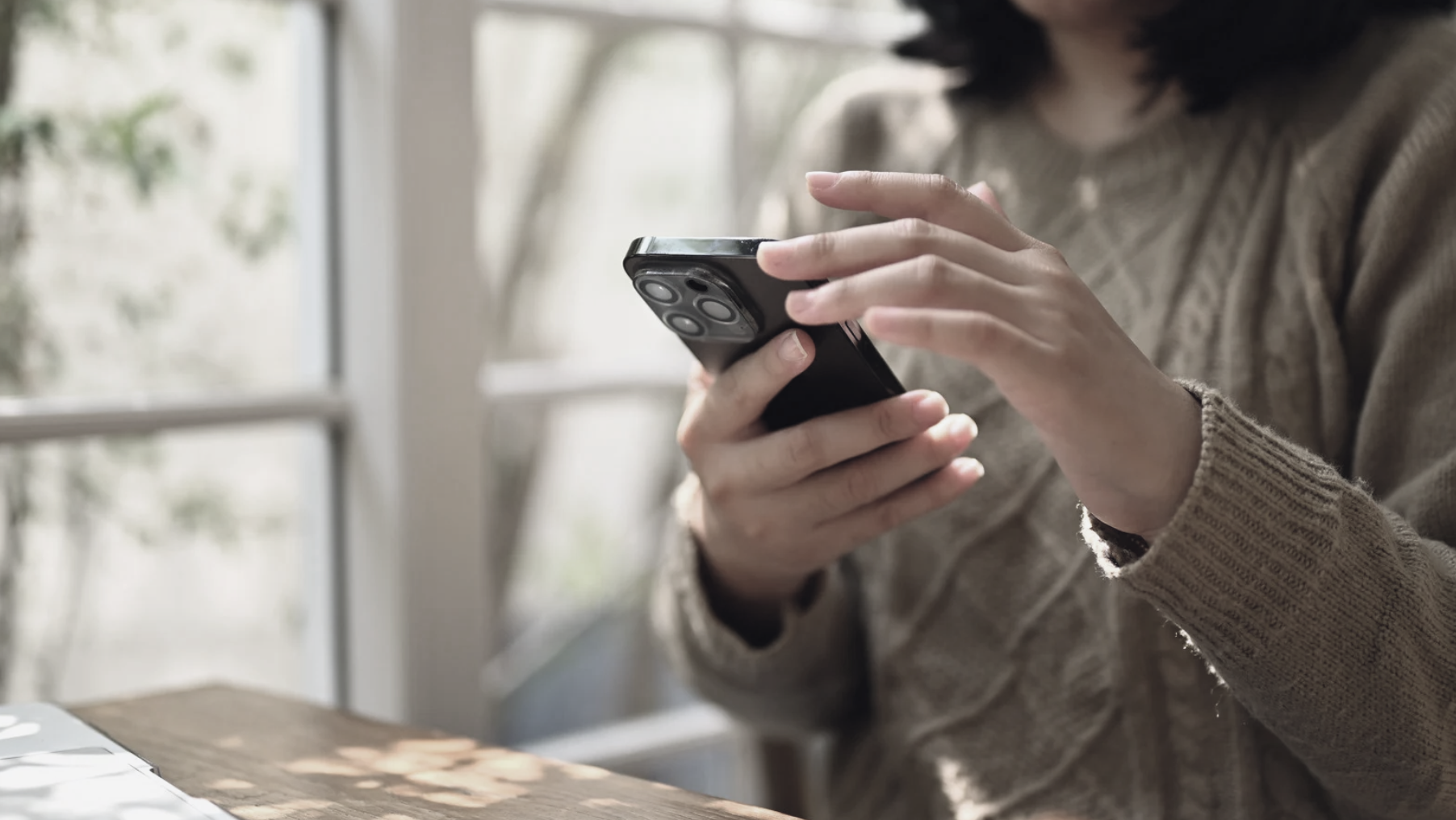 Person i samtal via mobil, symboliserar reflektion kring gränssättning i nära relationer