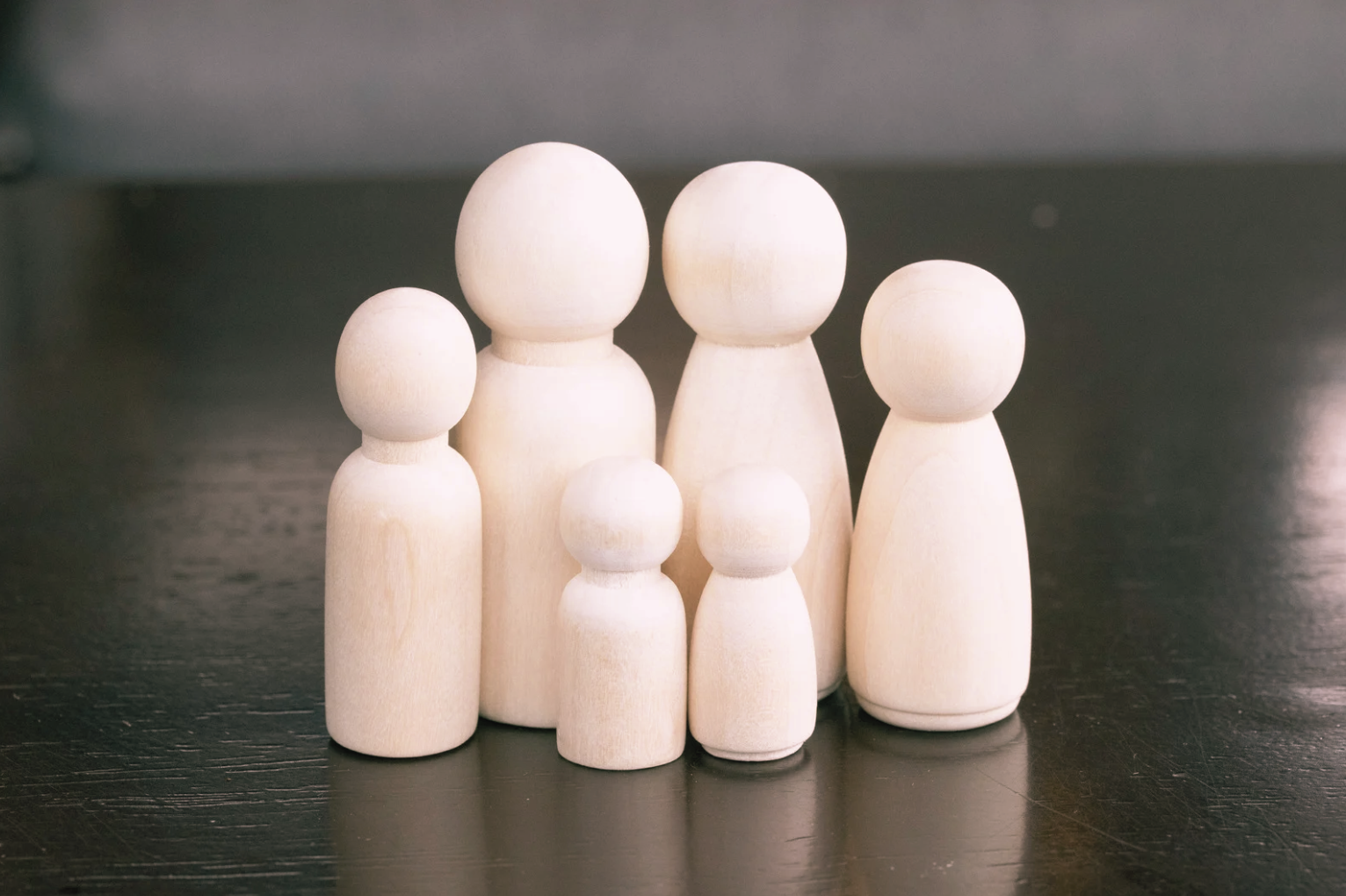 Träfigurer som symboliserar ett familjesystem i balans