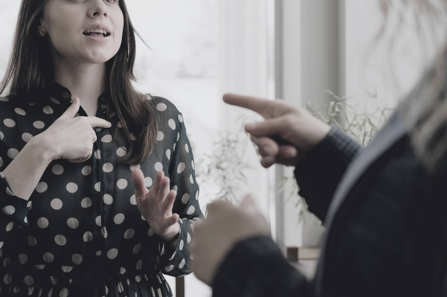 Gränser i konflikter – två personer i diskussion; pekande hand och tydlig självmarkering.