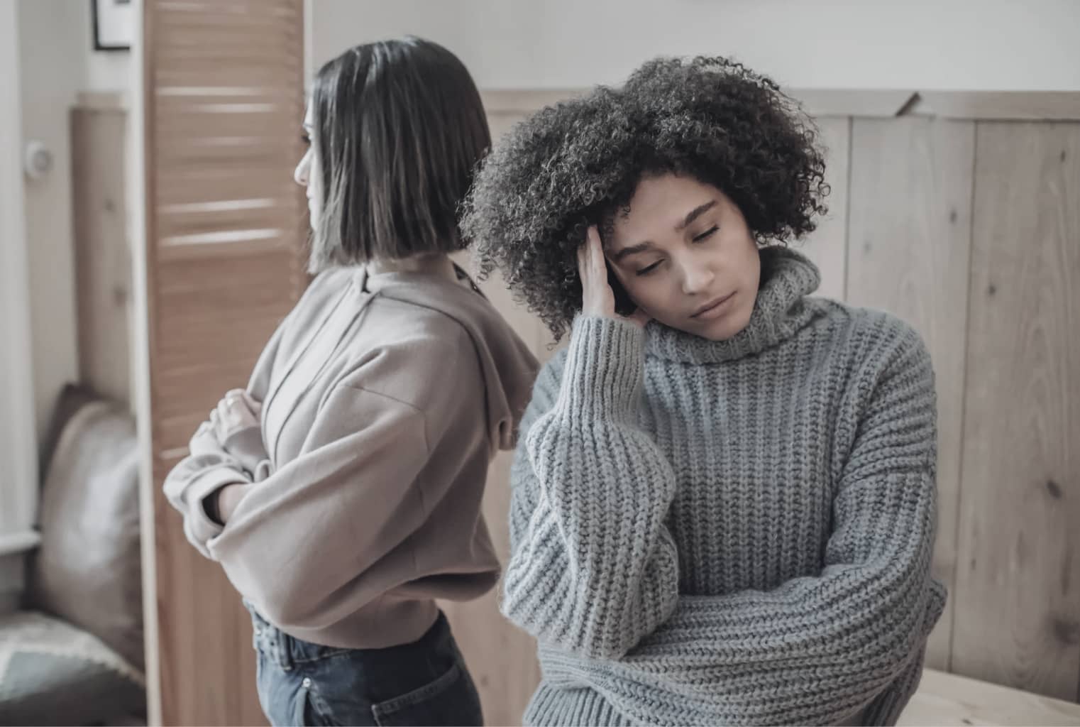 Två personer står i konflikt, den ena med armarna i kors och den andra med handen mot huvudet – en visuell symbol för att kunna stå kvar i sig själv med tydlighet och lugn även när relationen skaver.