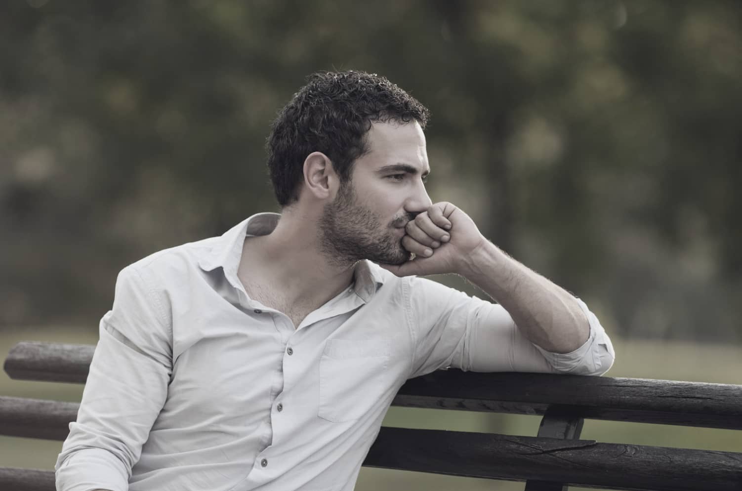 Person som sitter ensam och funderar, som symboliserar på om hjälp som drivs av oro kan vara hjälpsamt