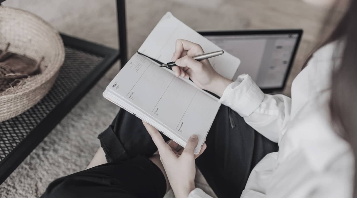 Person sitter med kaffekopp och reflekterar – symbol för att se sina mönster i medberoende.