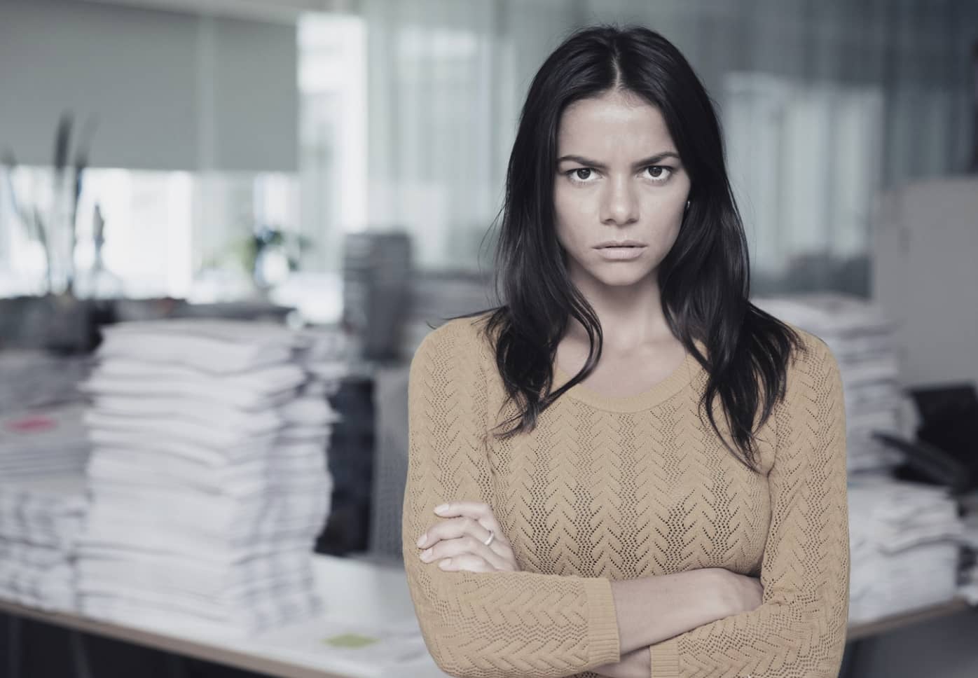 Person med bestämd blick som symboliserar reaktioner från andra när man börjar sätta gränser.