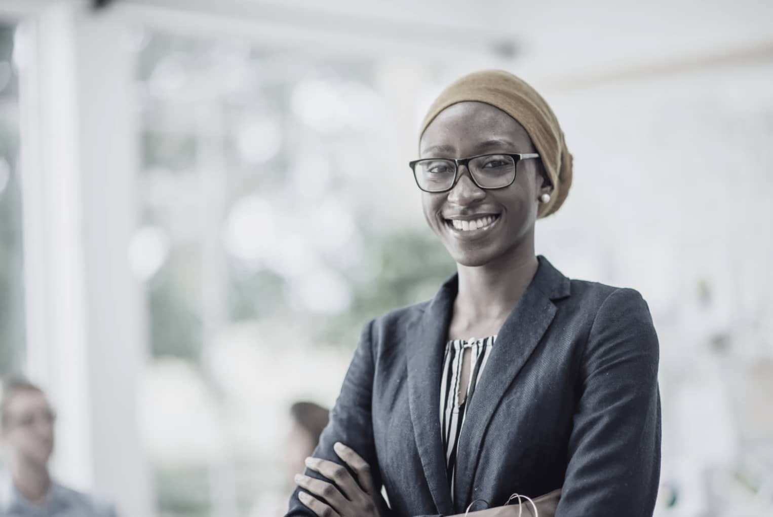 Kvinna ler självsäkert och symboliserar återhämtning från medberoende