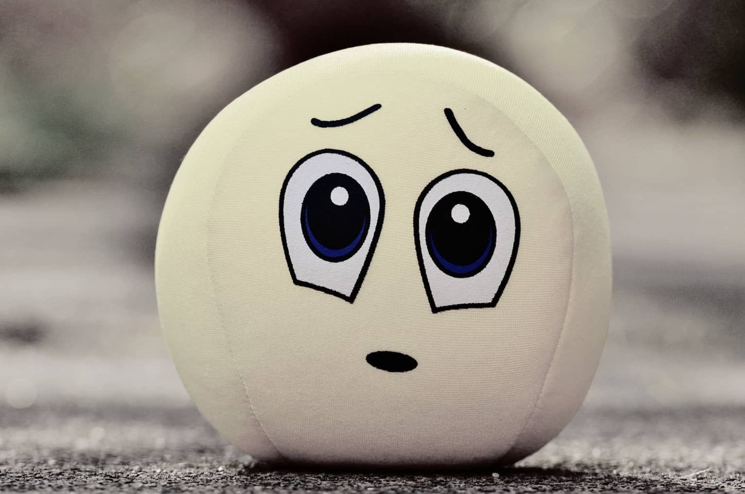 En rund mjuk figur med oro i blicken som symboliserar varför förlåt inte räcker