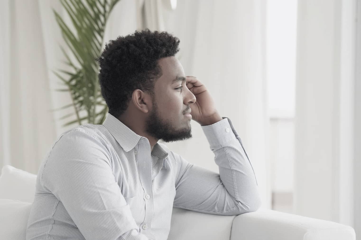 Medberoende och självkänsla – man i eftertanke som reflekterar över sitt värde