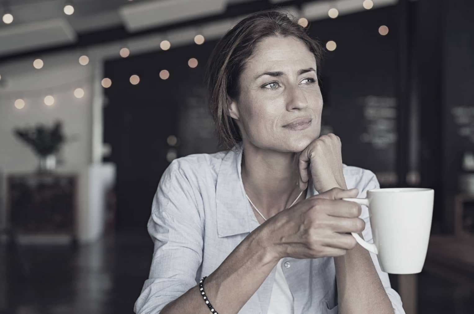 Kvinna som reflekterar över tecken på medberoende i relationer