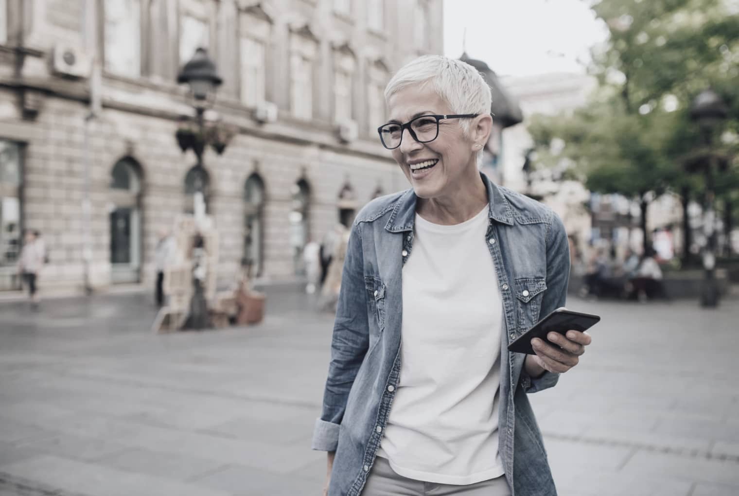 kvinna i stadsmiljö – symbol för att upptäcka tecken på medberoende