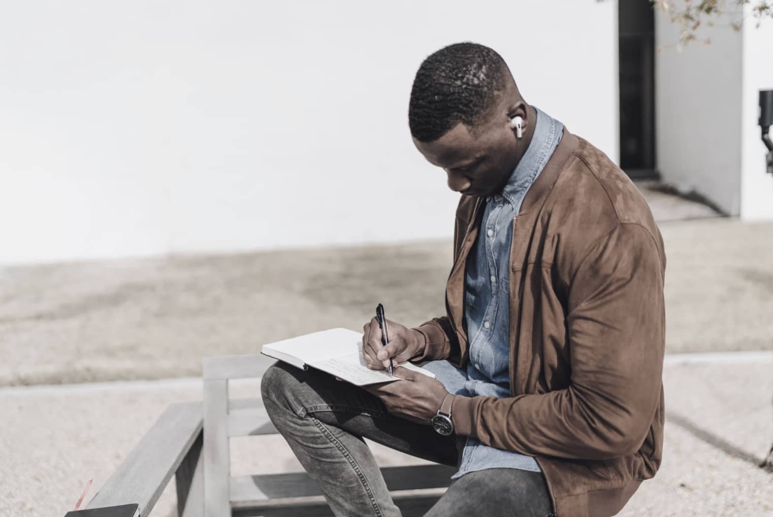 Person som skriver ner tankar i ett block medan hen reflekterar över relationer och medberoende